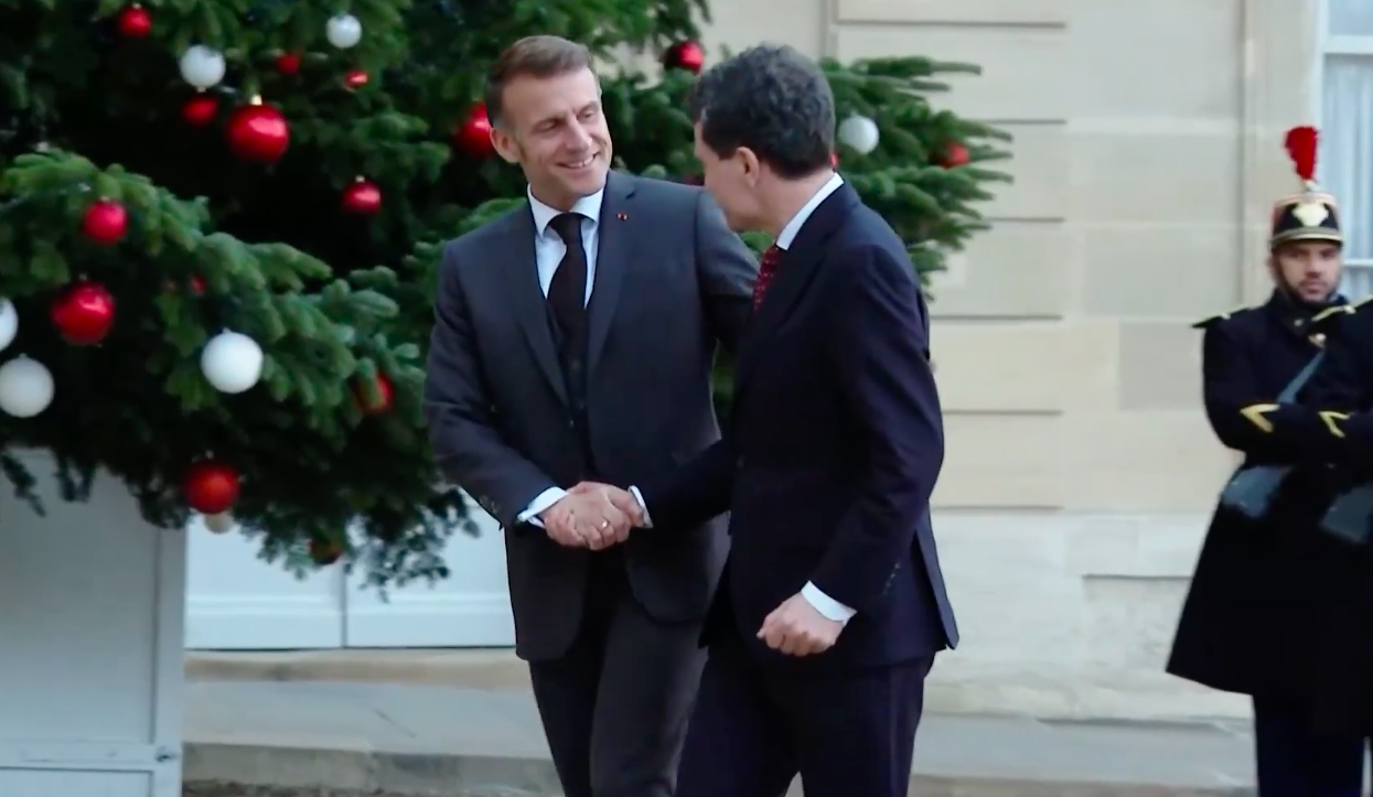 Nicio deplasare fără gafe. Nicușor Dan s-a învârtit pe loc în prezența președintelui Macron, derutat de locul în care trebuie să facă poza.