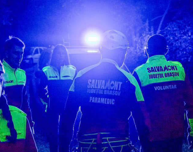 Persoana accidentată în Munţii Făgăraş este conştientă, dar nu se poate deplasa. Zona e greu accesibilă și nu se poate interveni cu elicopterul