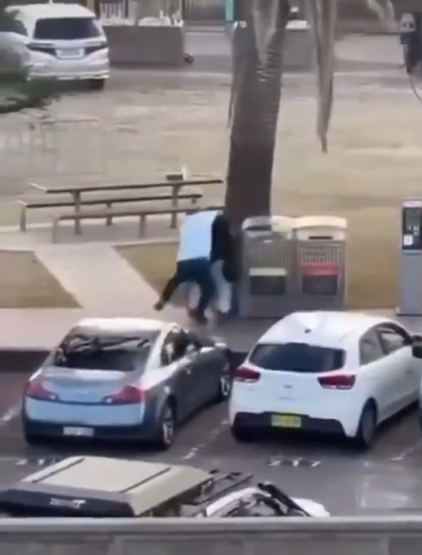 Povestea eroului din Australia. Cine este migrantul sirian care a năvălit asupra unuia din atacatorii de la Bondi Beach. „A fost ciuruit de gloanțe“