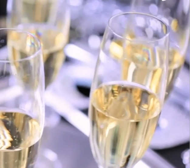 La club sau la restaurant: unde fac românii Revelionul și cât costă biletele