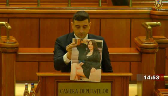 George Simion cere demisia Guvernului. Care este motivul pentru care a tăcut aproape 2 minute, deși era la tribună