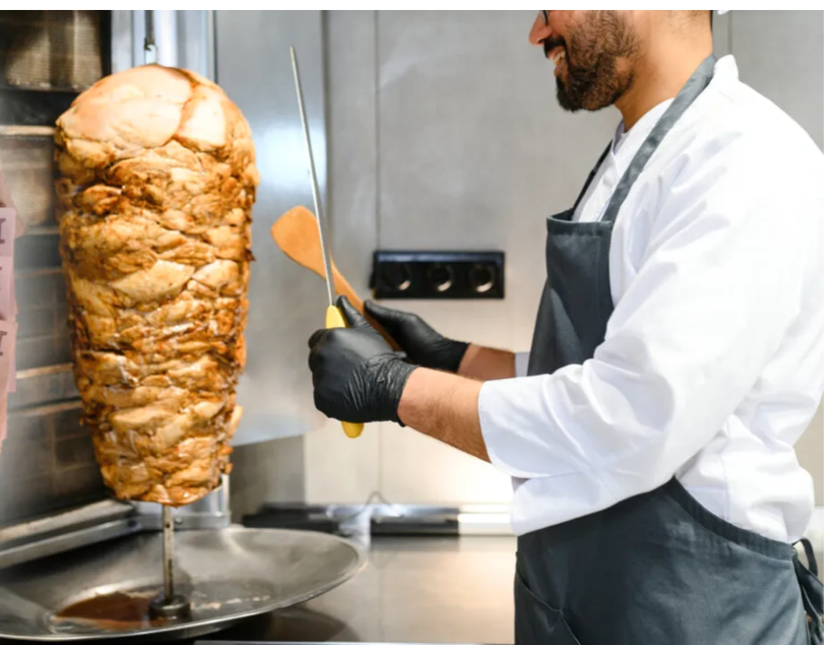 Șaorma, pofta culinară numărul 1 a României în 2025. Ce alte mâncăruri au mai comandat online românii