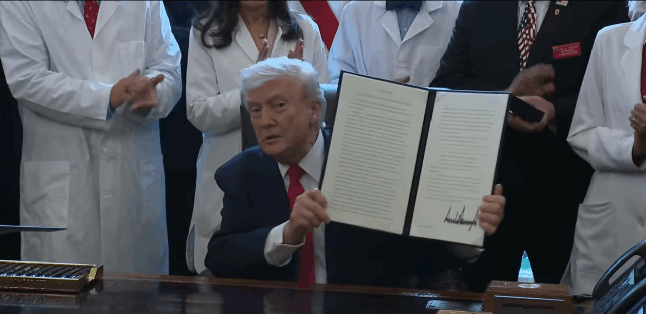 Trump semnează un ordin istoric. Canabisul nu mai e considerat la fel de periculos ca heroina sau cocaina și i se recunoaște beneficiile medicale
