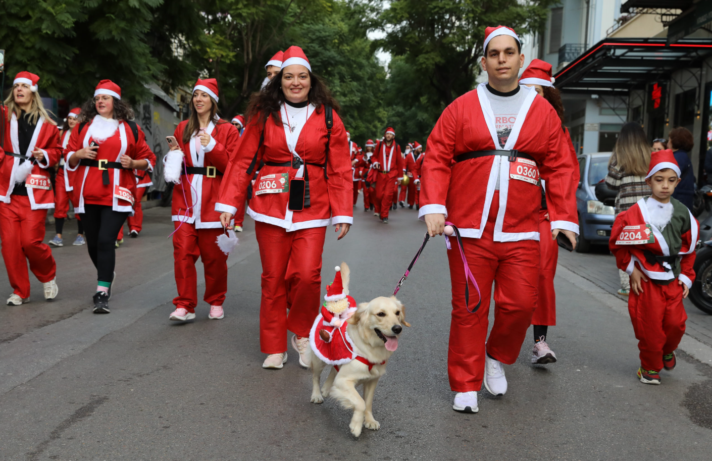 Atena s-a îmbrăcat în „roșu”. Mii de greci au participat la „Cursa lui Moș Crăciun“