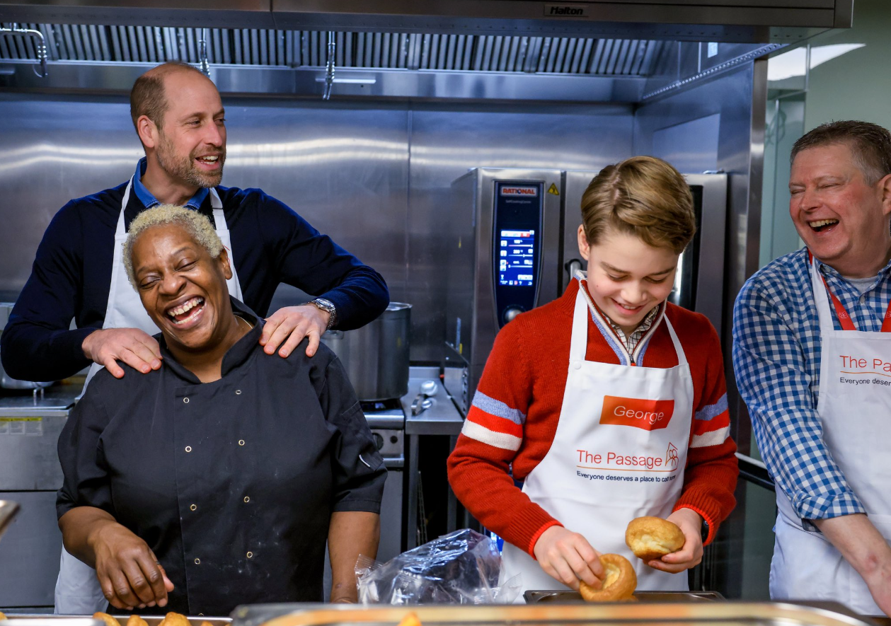 Viitorii regi ai Marii Britanii au pregătit prânzul pentru persoanele nevoiașe. Prințul William vrea să-l învețe pe George despre „realitățile vieții“