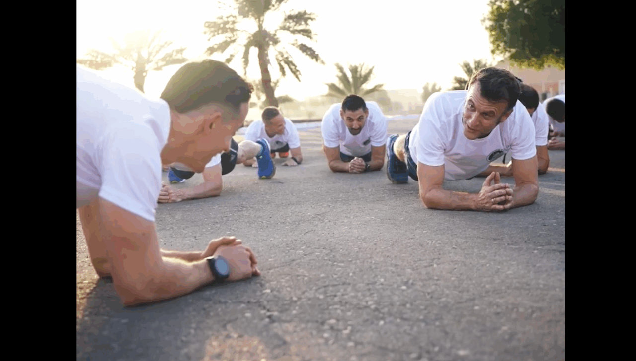 Imagini inedite cu Emmanuel Macron, la instrucție cu soldații francezi