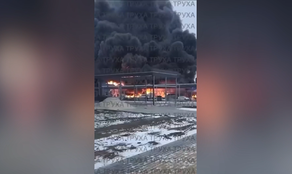 Mașini mistuite de flăcări la un showroom Renault, în apropiere de Kiev, după un bombardament rusesc cu drone