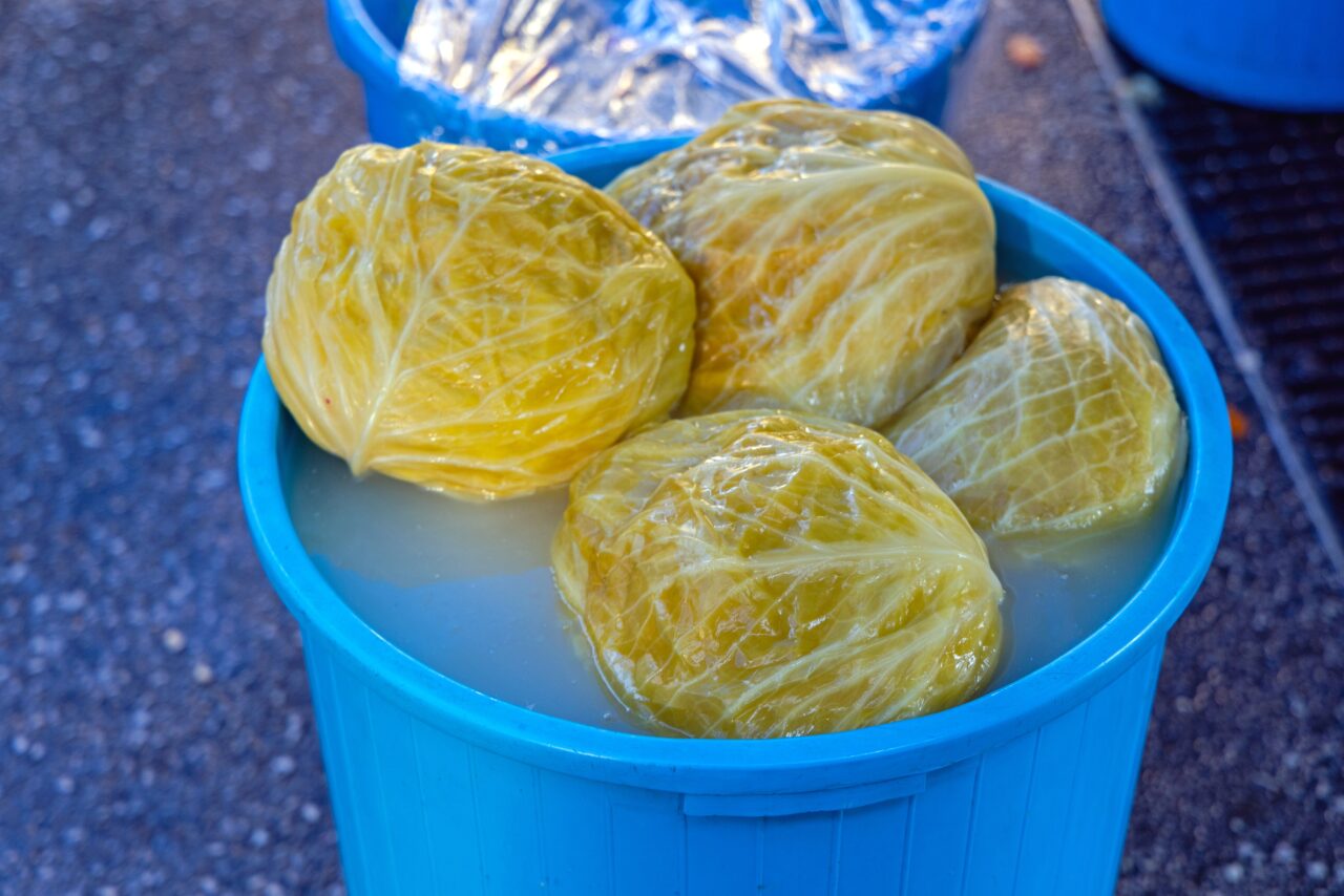 Ai pus varză la murat și nu ți se acrește? Greșeala pe care să o eviți pentru a avea un aliment aromat și crocant