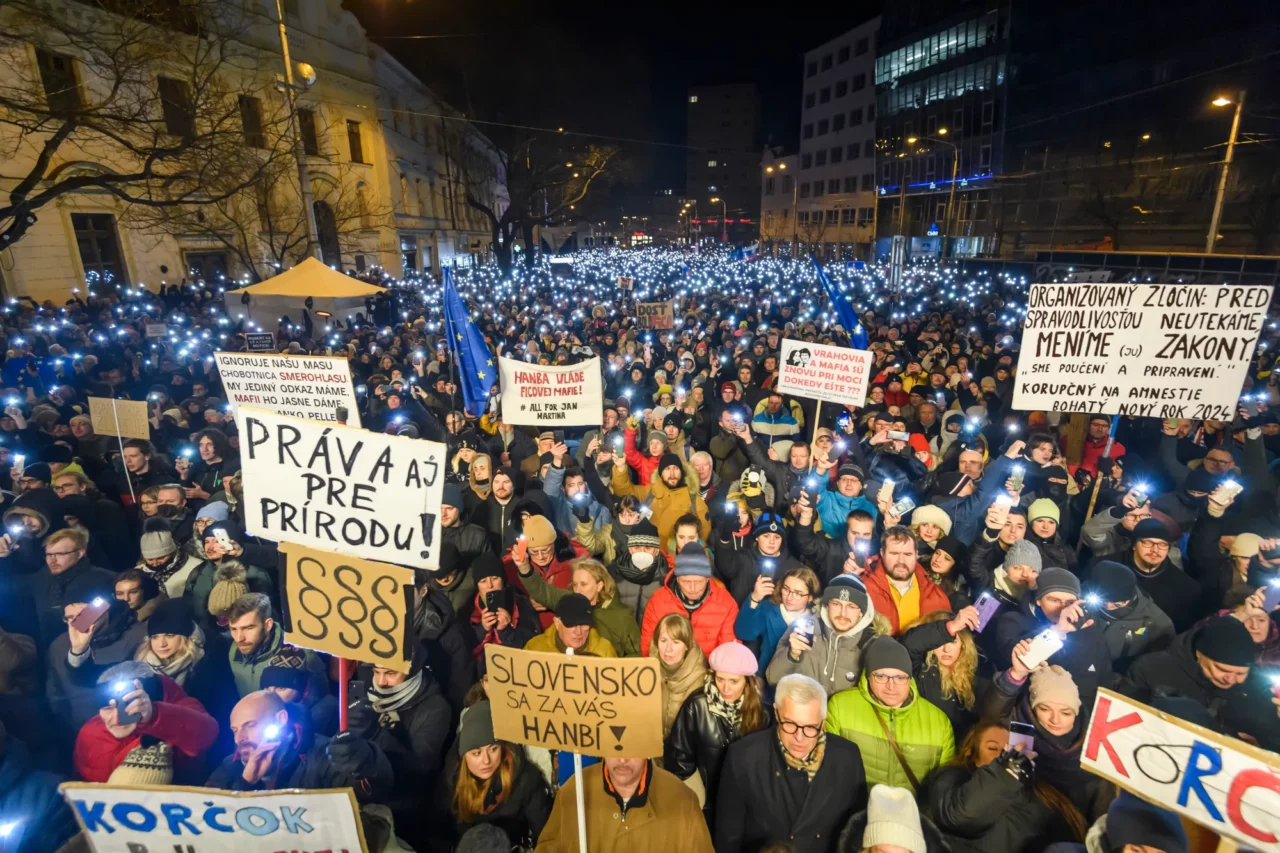 Proteste masive în Slovacia împotriva reformelor judiciare ale premierului Robert Fico. Opoziția spune că noile legi distrug statul de drept