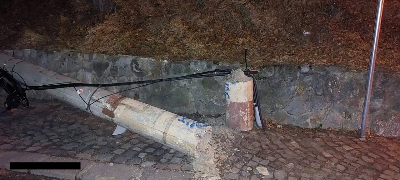 Viscolul face ravagii în stațiunile de pe Valea Prahovei, unde vântul bate cu rafale de peste 120 km/h. Mai mulți copaci și stâlpi au fost doborâți