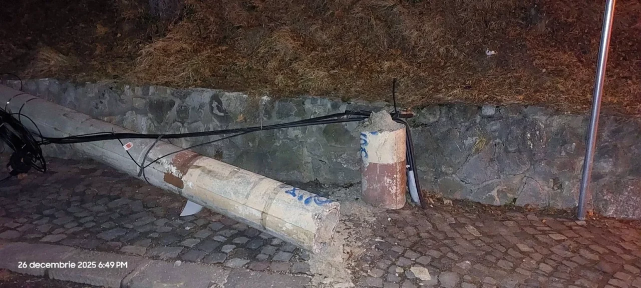 Este viscol în stațiunile de pe Valea Prahovei, unde vântul bate cu rafale de peste 120 km/h. Mai mulți copaci și stâlpi au fost doborâți