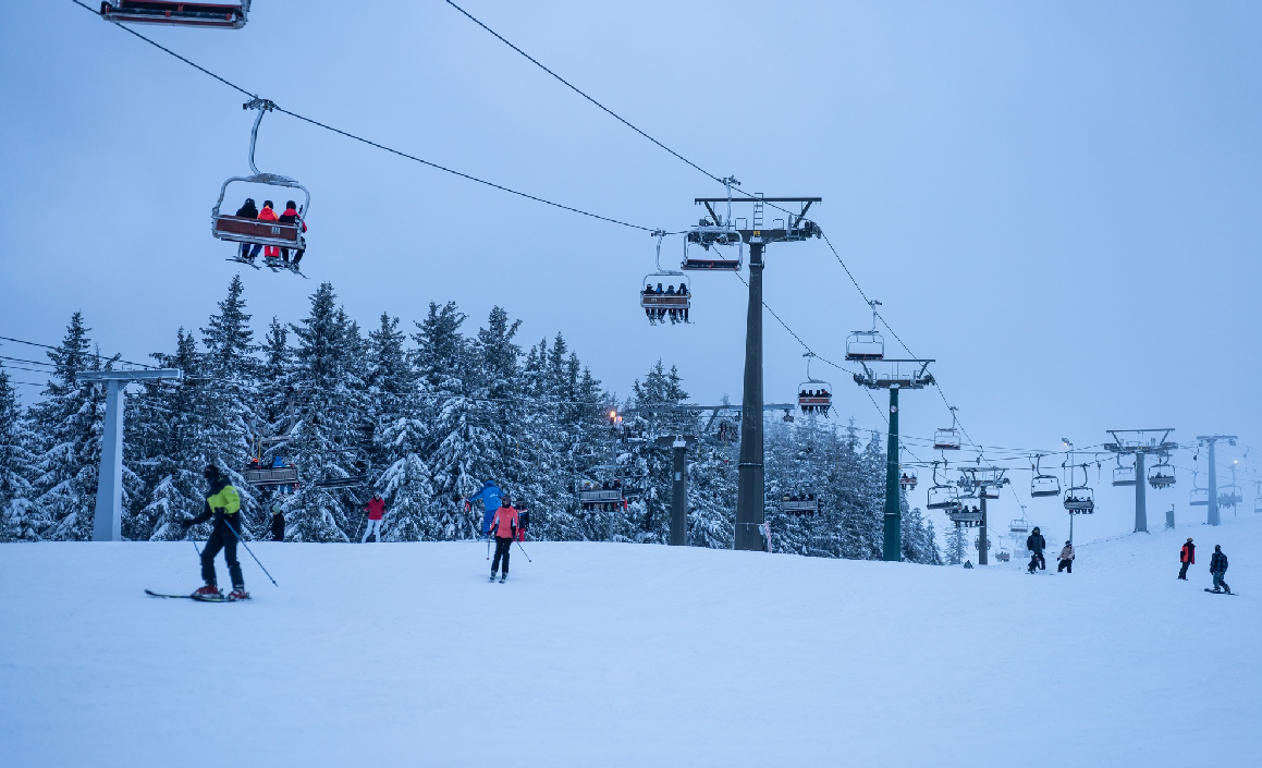 Se schiază în stațiunea Straja din Hunedoara. Pârtiile Constantinescu, Mutu și Poiana Soarelui sunt deschise