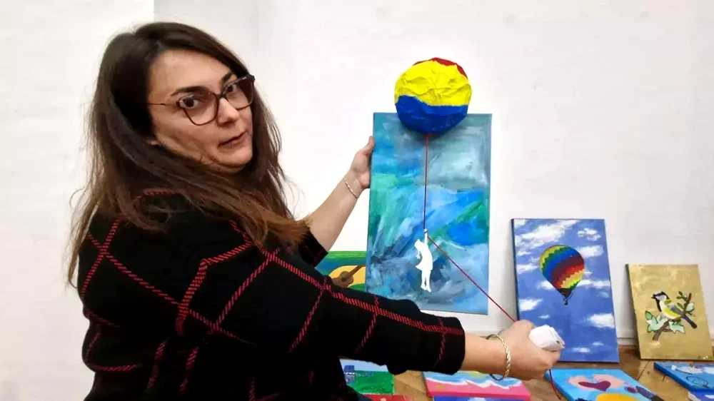 Tablou pictat de un pacient al Spitalului Clinic de Psihiatrie Sibiu, comparat cu o operă a lui Banksy și expus la o expoziție din Palatul Brukenthal