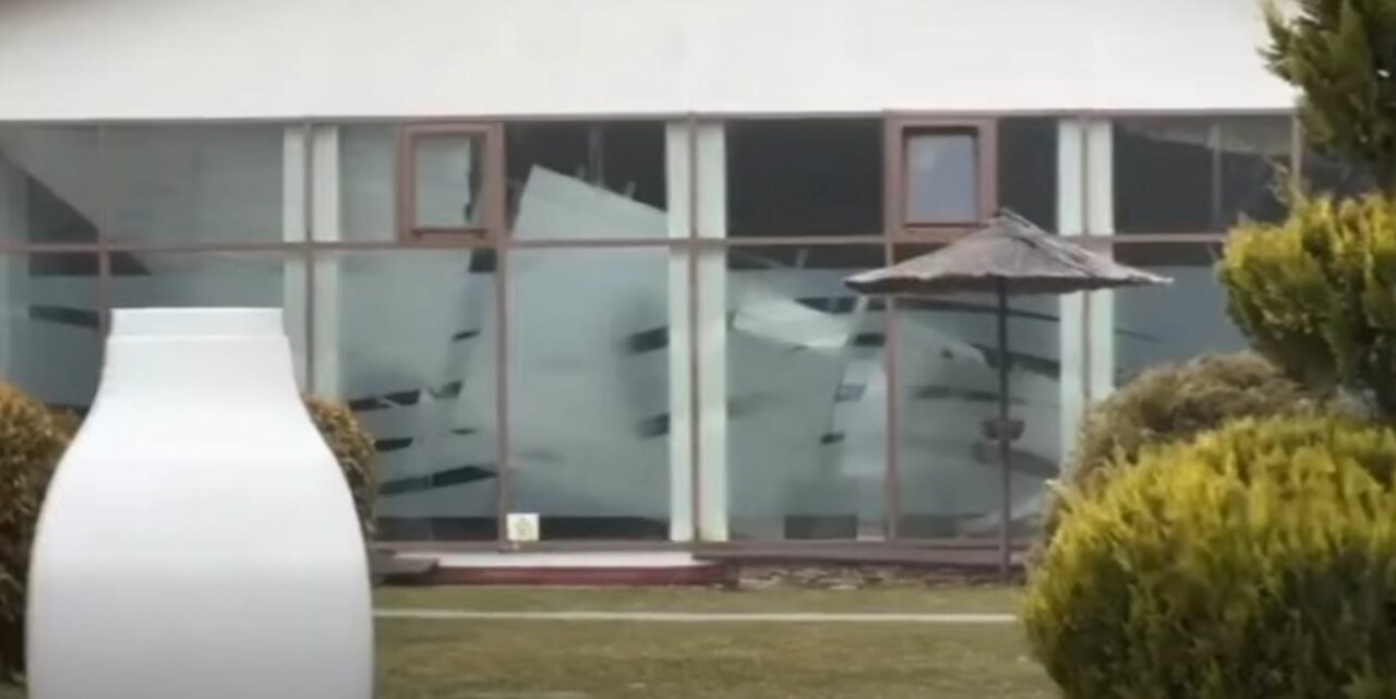 Alertă la Sibiu. A căzut tavanul de la piscina interioară a hotelului Hilton. 8 persoane au fost extrase de sub dărâmături