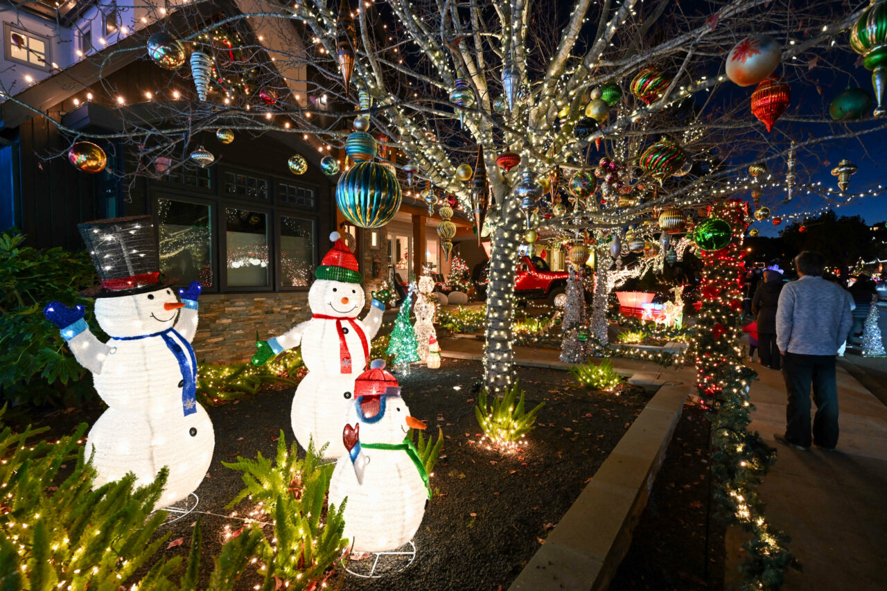 Tradiții bizare de Crăciun. Unde se servește curcan copt la cuptor, iar Moș Crăciun este îmbrăcat în haine de mătase