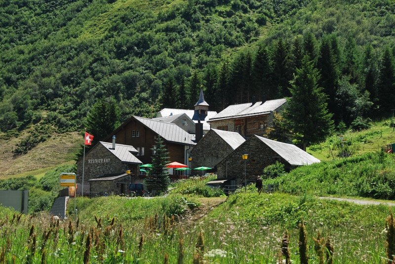 Cel mai mic sat din Elveția. Are o biserică din secolul XVIII, un restaurant și numai patru locuitori: „Turul satului durează două minute”