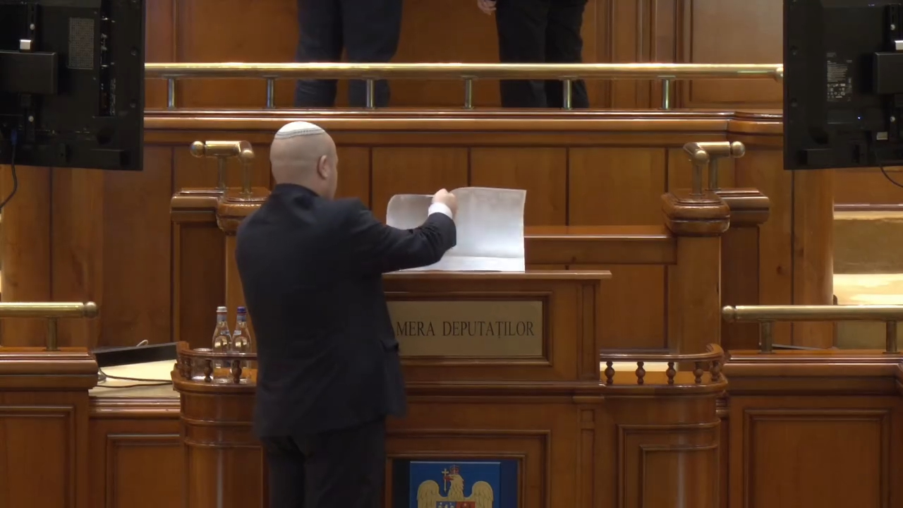 Circ total în Parlament. Deputatul Vexler a rupt o fotografie cu Mihai Eminescu, Nicolae Iorga și Vasile Alecsandri: „Extremistule”