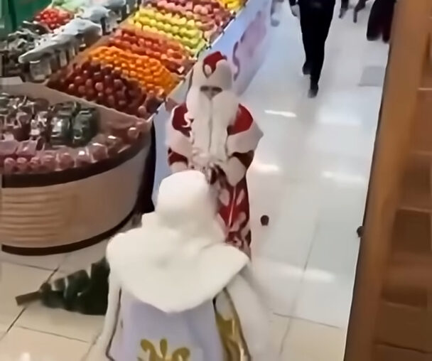 Imagini demne de cascadorii râsului: doi Moși Crăciun s-au luat la bătaie într-un supermarket