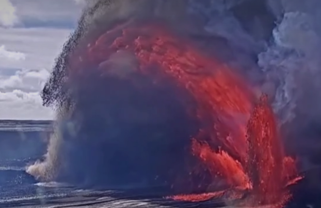 Vulcanul Kilauea, unul dintre cei mai activi de pe planetă, a erupt din nou. Imagini fabuloase cu fântânile de lavă de 300 de metri din Hawaii