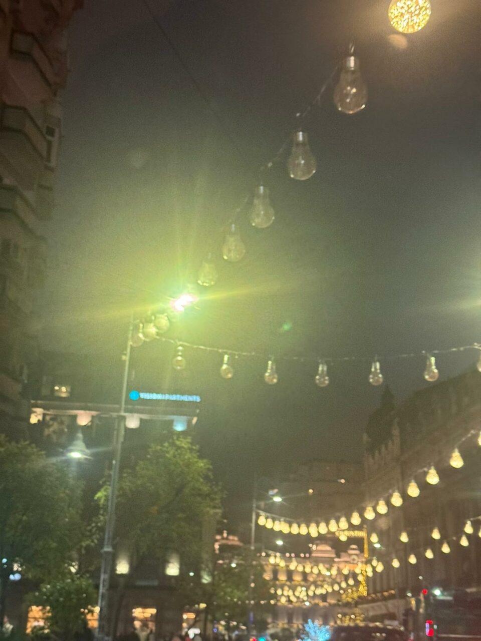 La două zile de când au fost aprinse, multe dintre luminițele festive s-au și ars deja. Marile bulevarde ale Bucureștiului rămân, unul câte unul, în beznă