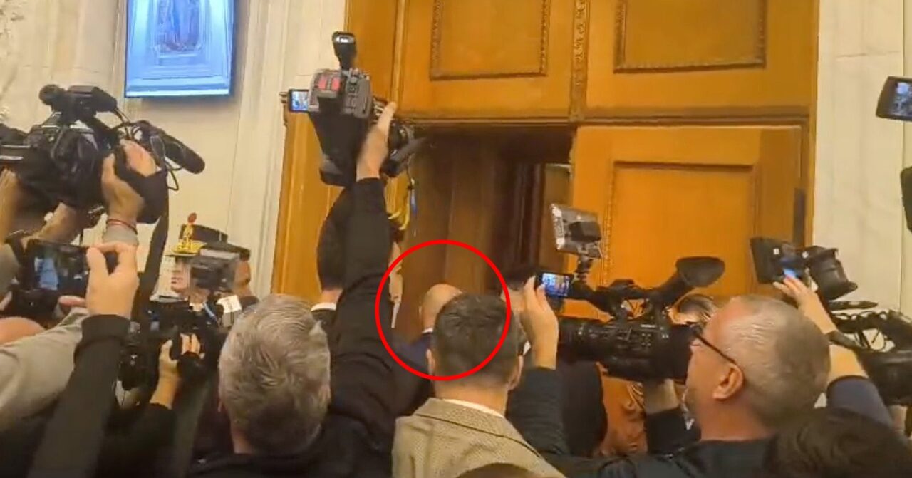 „Demisia! Demisia! Huo! Fii bărbat!” Ilie Bolojan, primit în Parlament cu huiduieli și proteste