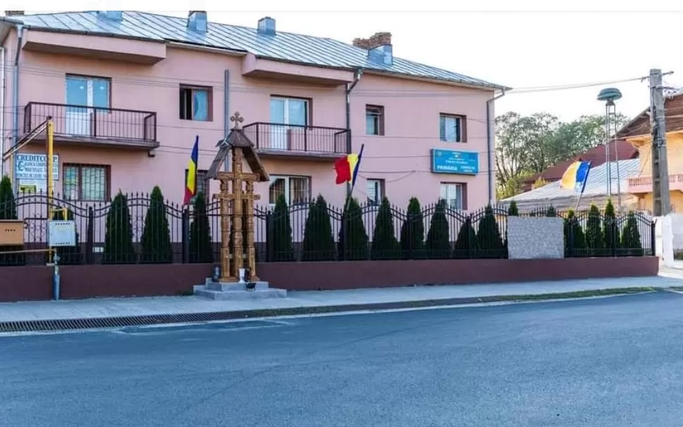 Percheziții la o primărie din Dâmbovița și la două locuințe. Un casier ar fi încasat timp de un an bani de la mai mulți beneficiari