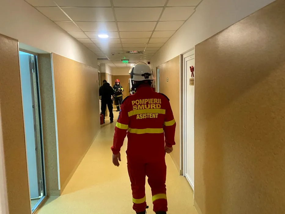 A fost activat Planul Roșu pentru un incendiu la Spitalul Județean din Deva. Mai mulți pacienți și cadre medicale s-au autoevacuat