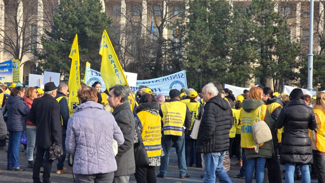 Profesorii „strigă” catalogul în fața Guvernului României și cer demisia lui Daniel David: „Afirmațiile ministrului sunt un atac la democrație”