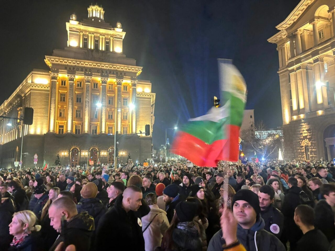 În urma protestelor din Bulgaria, poliția a reținut 57 de agitatori. Guvernul bulgar trece acum printr-un vot de încredere și refuză să demisioneze