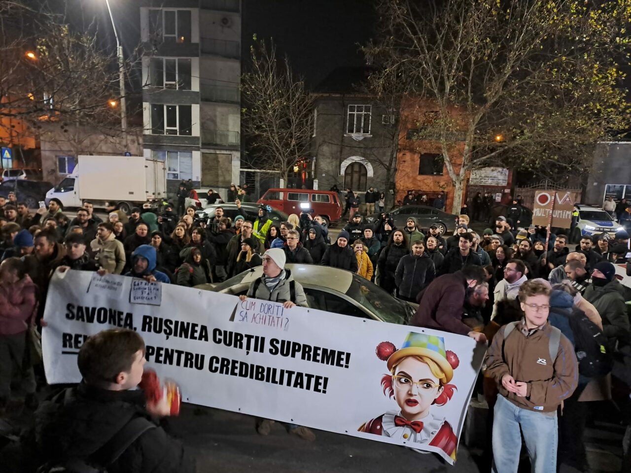 Sute de oameni s-au strâns în fața Consiliului Magistraturii după documentarul Recorder despre corupția din justiție.Manifestanții cer demisii în masă