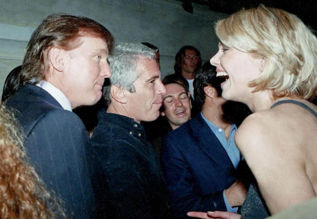 Trump și Clinton apar într-un nou lot de fotografii în dosarul Epstein. 19 din 95.000 de imagini, date publicității. Figuri celebre apar cu agresorul