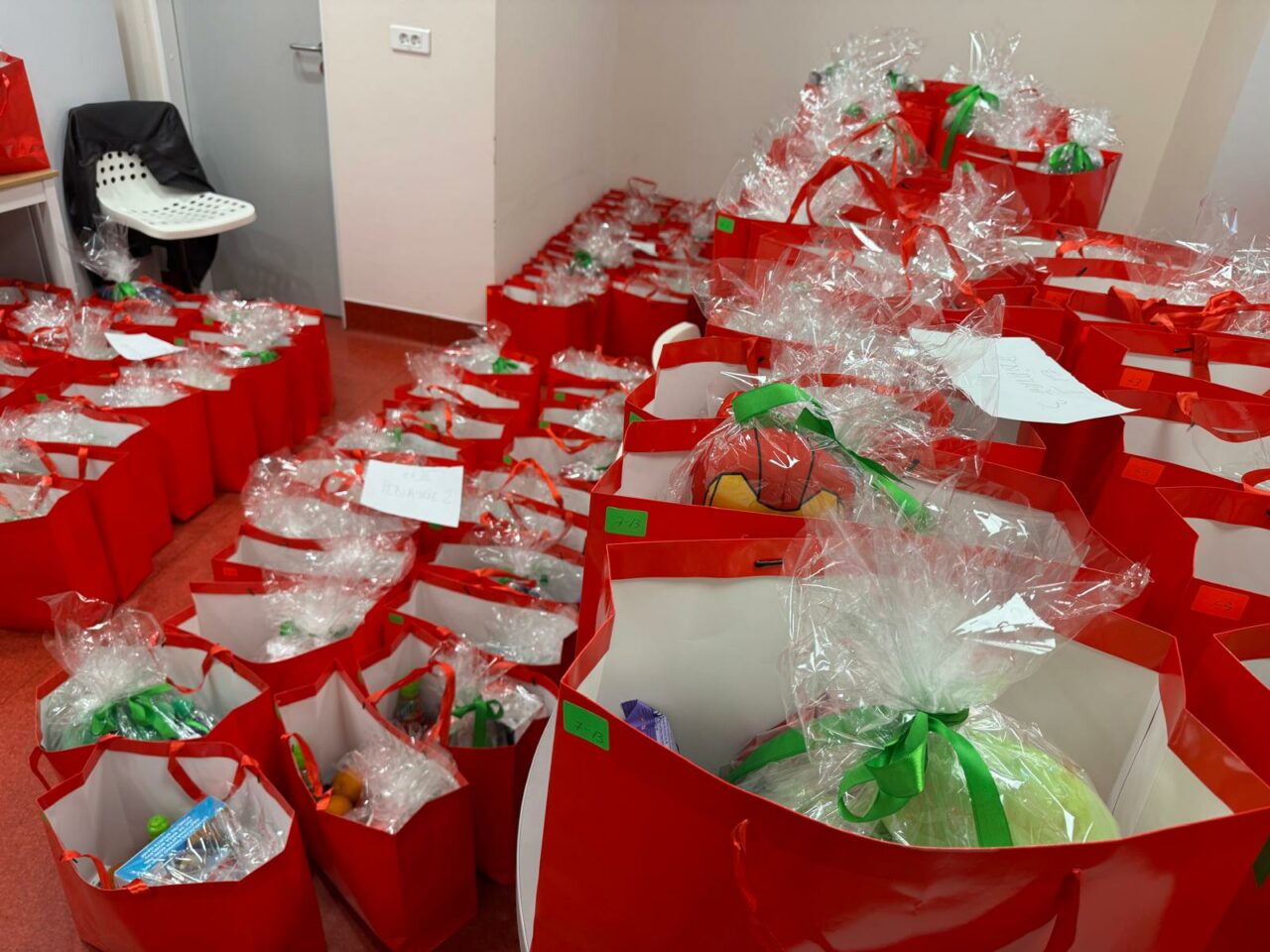 Santa Claus brought toys and goodies for 300 children hospitalized at Grigore Alexandrescu and Dr. Victor Gomoiu hospitals