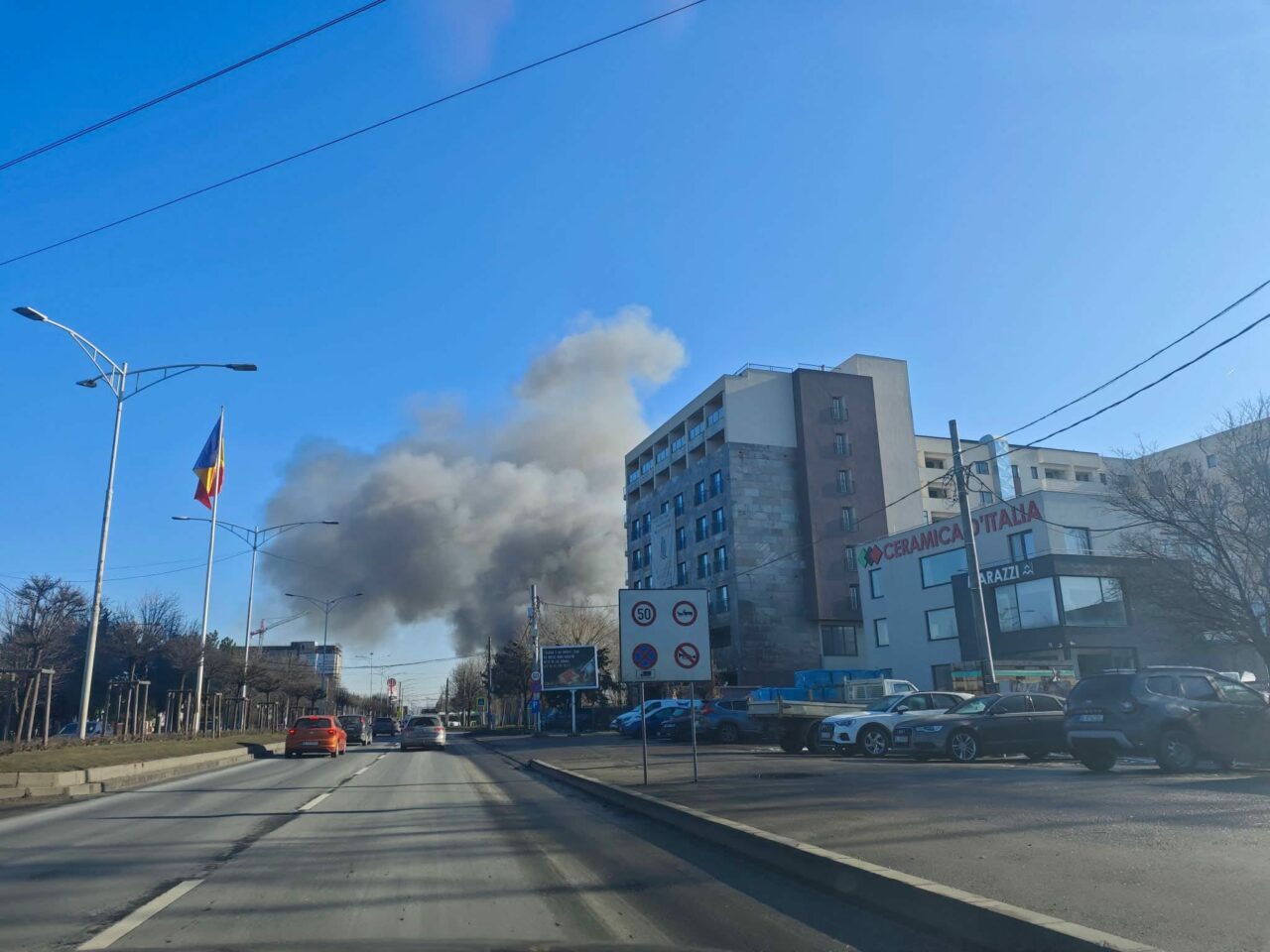 Incendiu major la un depozit, aflat la intrara în București de pe A1. A fost emis mesaj de alertă extremă