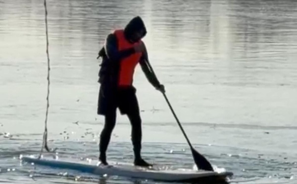 Scene incredibile pe lacul Herăstrău, în ajun de Anul Nou. Un bărbat vâslește pe o placă la -5 grade Celsius