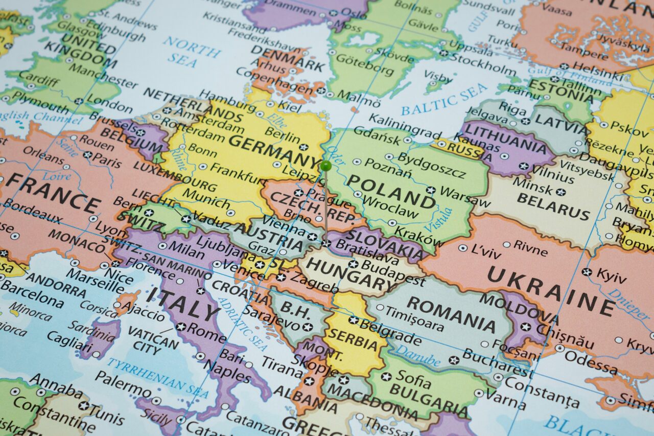 Zona de pe glob în care un austriac, un ungur și un slovac stau la aceeași masă, fiecare în țara lui. Trei state se întâlnesc în același punct