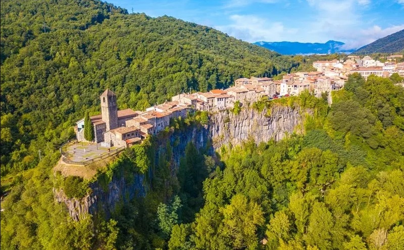 Unul dintre cele mai spectaculoase sate din Europa este amplasat pe o stâncă, nu departe de Barcelona