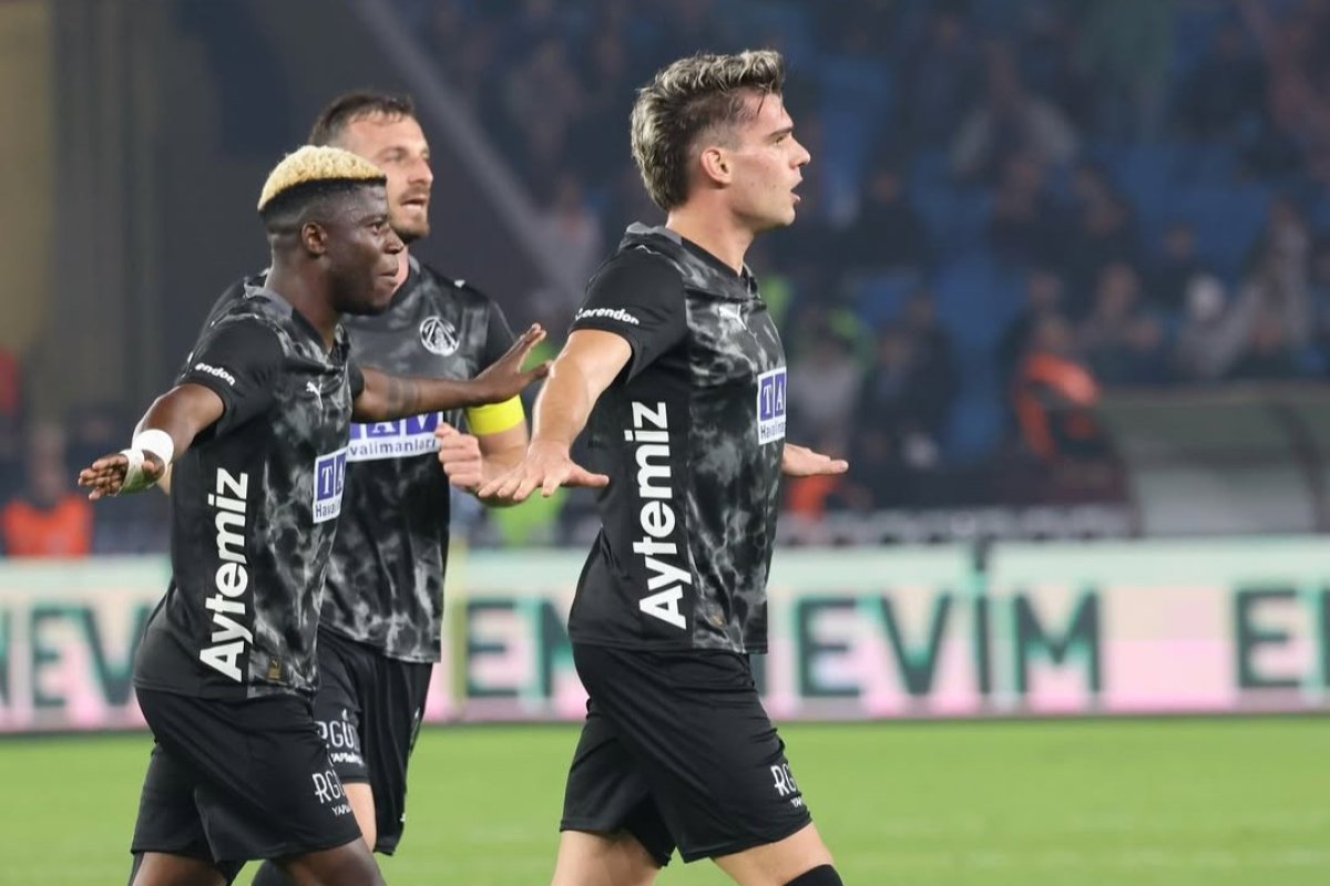 Ianis Hagi se gândește să plece de la Alanyaspor după doar un sezon. Gică Popescu l-a dat de gol: ”Nu va rămâne mult timp acolo”