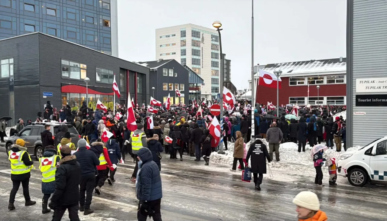 Odată cu protestele din Danemarca, și Groenlanda iese în stradă. Inuiții protestează în capitala Nuuk și îi cer lui Trump să se oprească