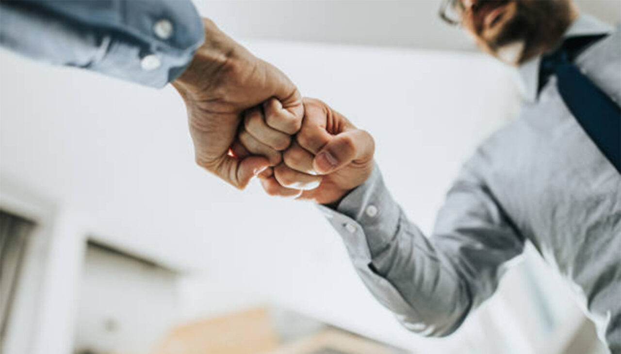 Ce înseamnă atunci când cineva dă noroc cu pumnul încleștat („fist bump”), in loc de strângerea de mână clasică