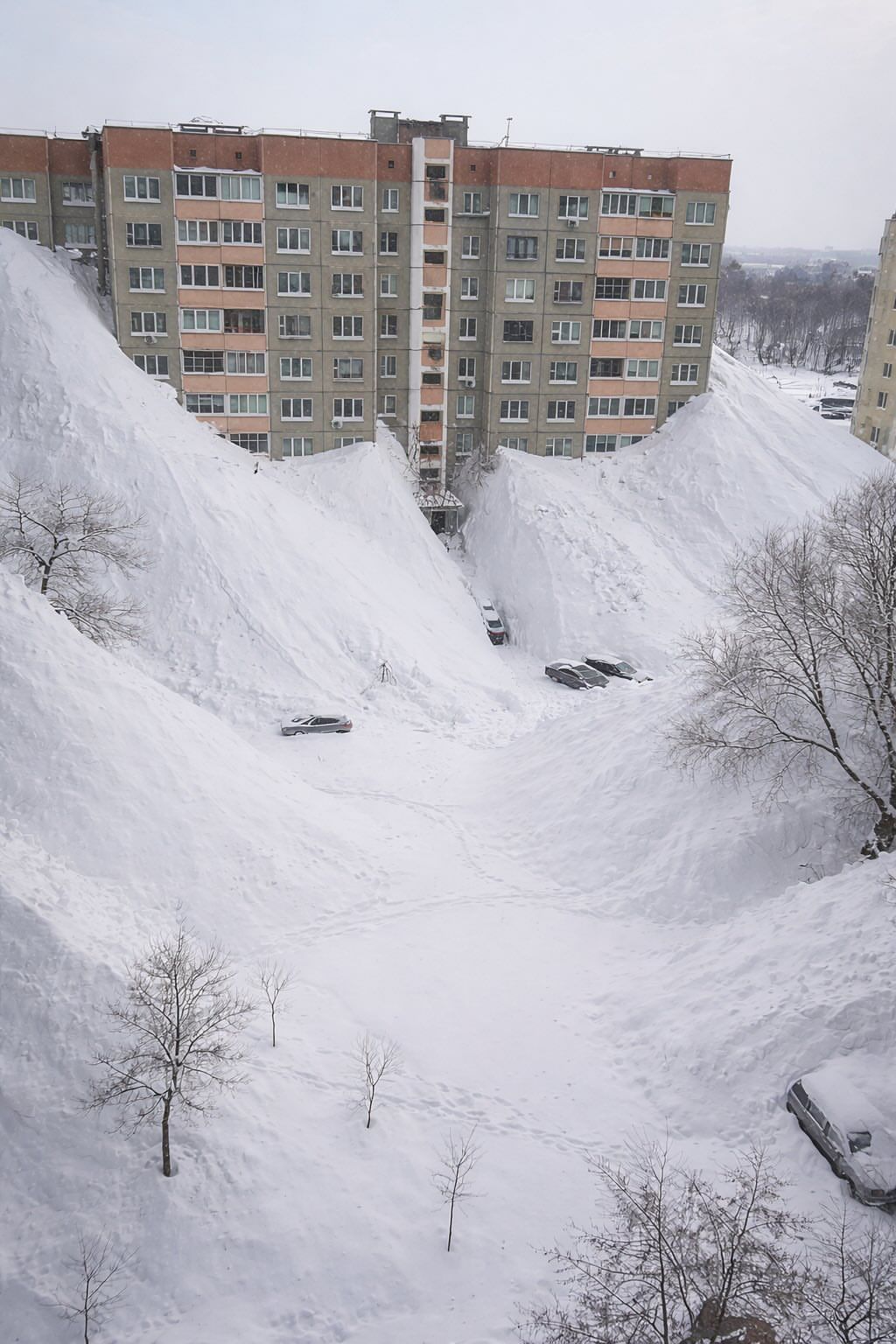 Imagini apocaliptice în Rusia. Ninsori istorice au îngropat blocuri, au paralizat orașe, mașini și drumuri. Oamenii sapă prin zăpadă ca să se poată deplasa. Este stare de urgență, sunt și morți