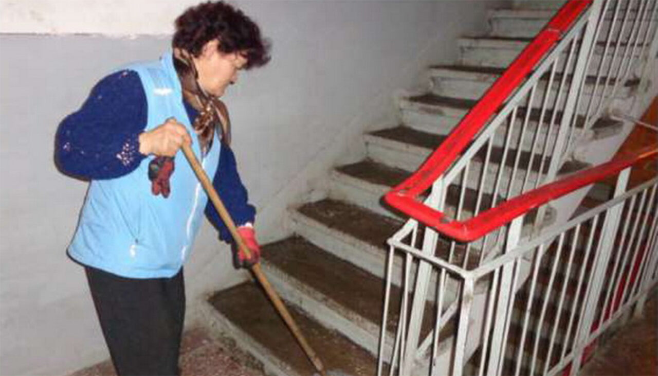 Ce salariu are o femeie de serviciu care face curat în blocurile din București. Câți bani primește lunar acum, în 2026