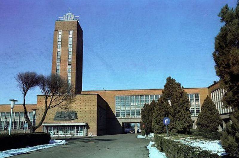 Povestea uzinei din Brașov care a dus tractoare românești în toată lumea. Acum este un complex de clădiri de birouri și mall