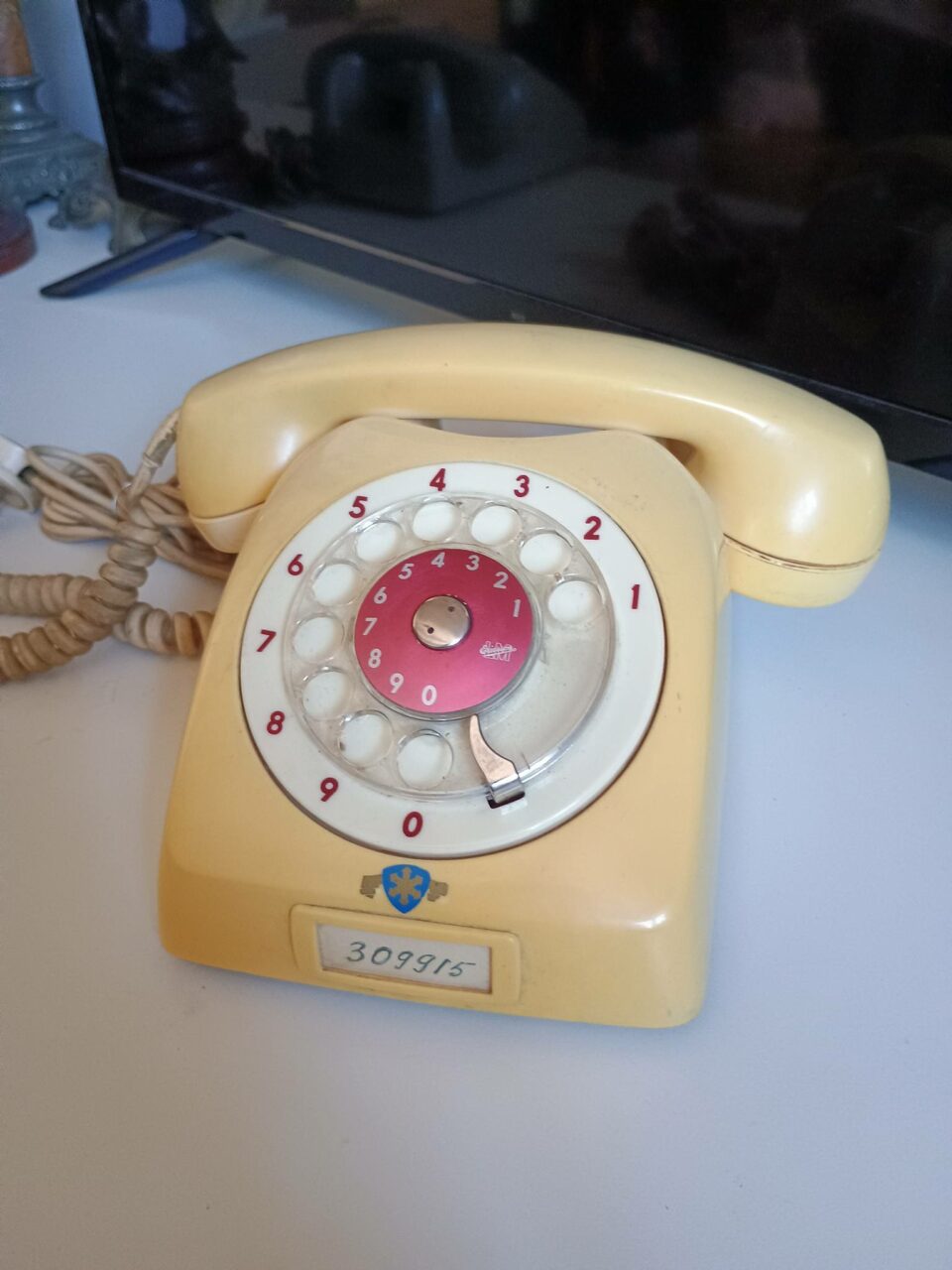 Prețul cu care se vine un telefon retro cu rotiță. Cât poți lua pe el dacă îl ai prin casă