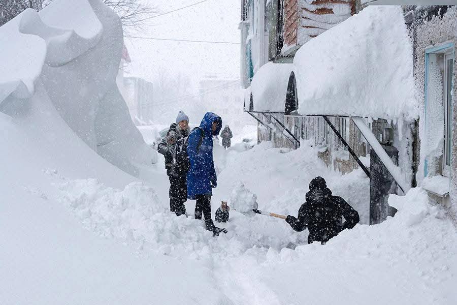 Alertă în Kamchatka: locuitorii au rămas fără mâncare și fără utilaje de curățat drumurile, sub troienele uriașe