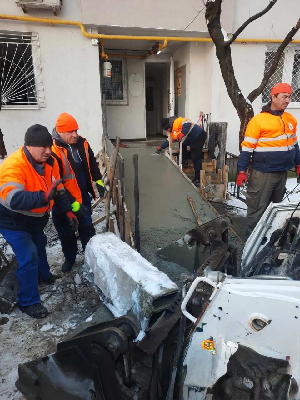 (P) Echipa Infrastructură Sector 5 continuă lucrările pe teren, indiferent de condițiile meteorologice