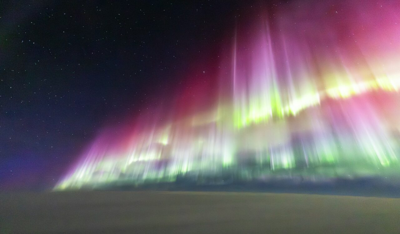 Cum a surprins un pilot imagini cu aurora boreală, chiar din cabina avionului