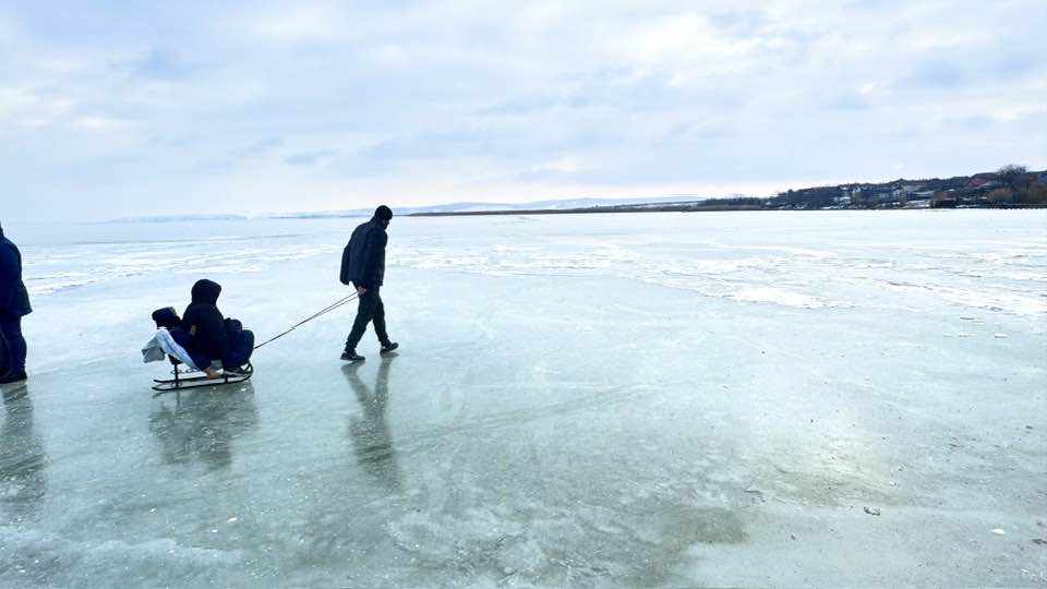 Spectacol ireal pe malul lacului Razelm. Imagini din regatul de gheață din Dobrogea