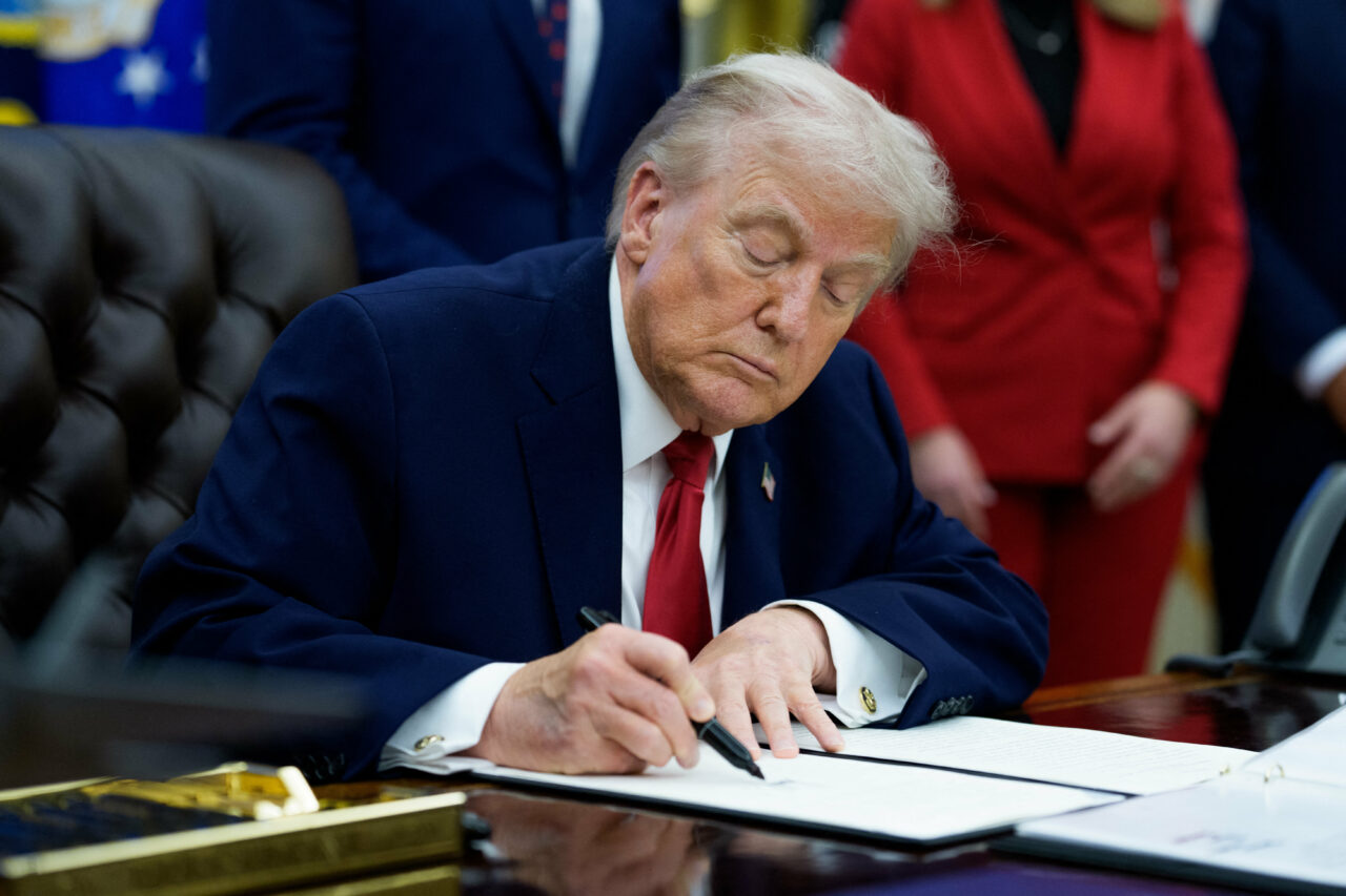 Trump obligă armata SUA să cumpere energie pe cărbune pentru securitatea națională