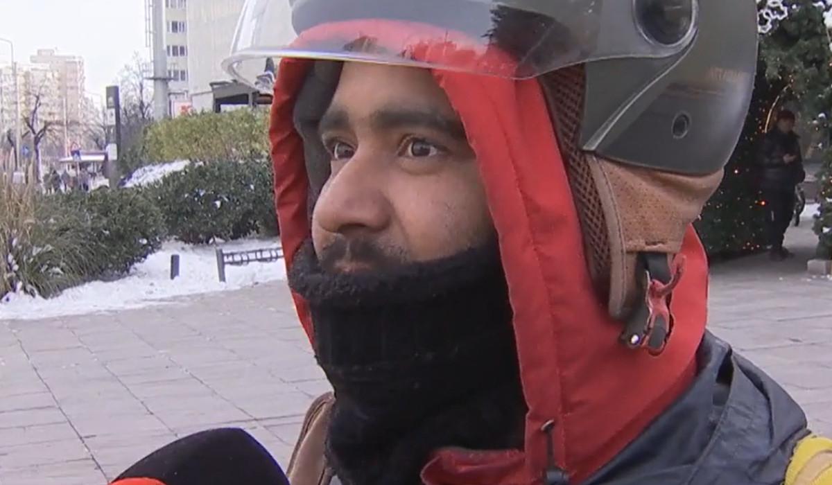 Unii livratori asiatici din România au văzut aici prima zăpadă din viața lor. Un lucrător din Bangladesh spune cum trece peste iarna din București