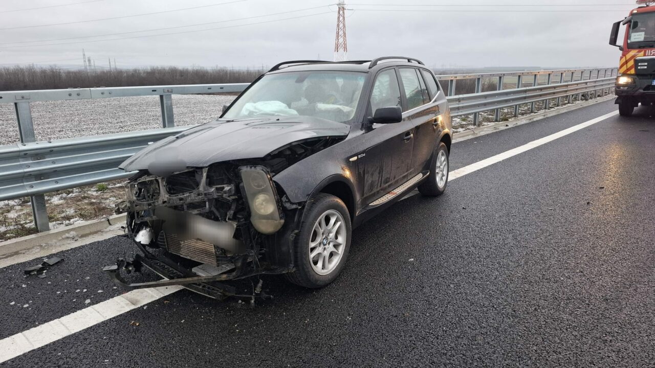Un şofer s-a izbit de parapeţii de pe DEx12 în încercarea de a depăşi utilajele de deszăpezire. Maşina s-a făcut praf